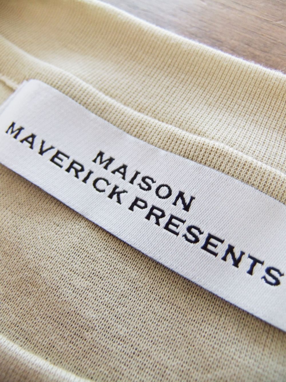 MAISON MAVERICK PRESENTS - ロープ 刺繍 ロゴ入り Tシャツ (ベージュ