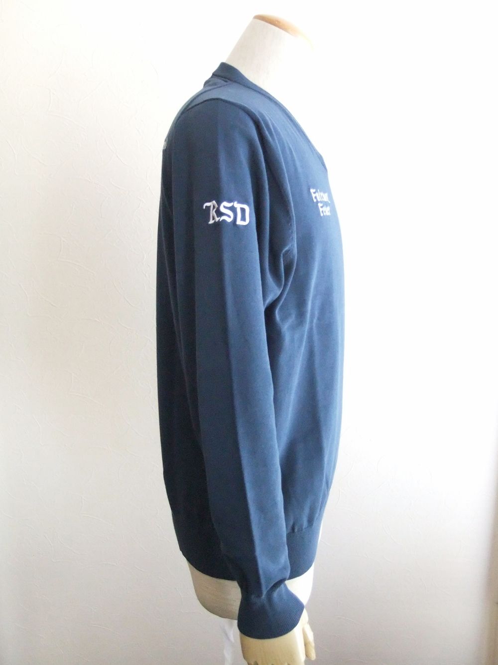 FAIRWAY FEVER V- NECK   ロゴ入りVネックセーター (ライトネイビー) RSM-22087