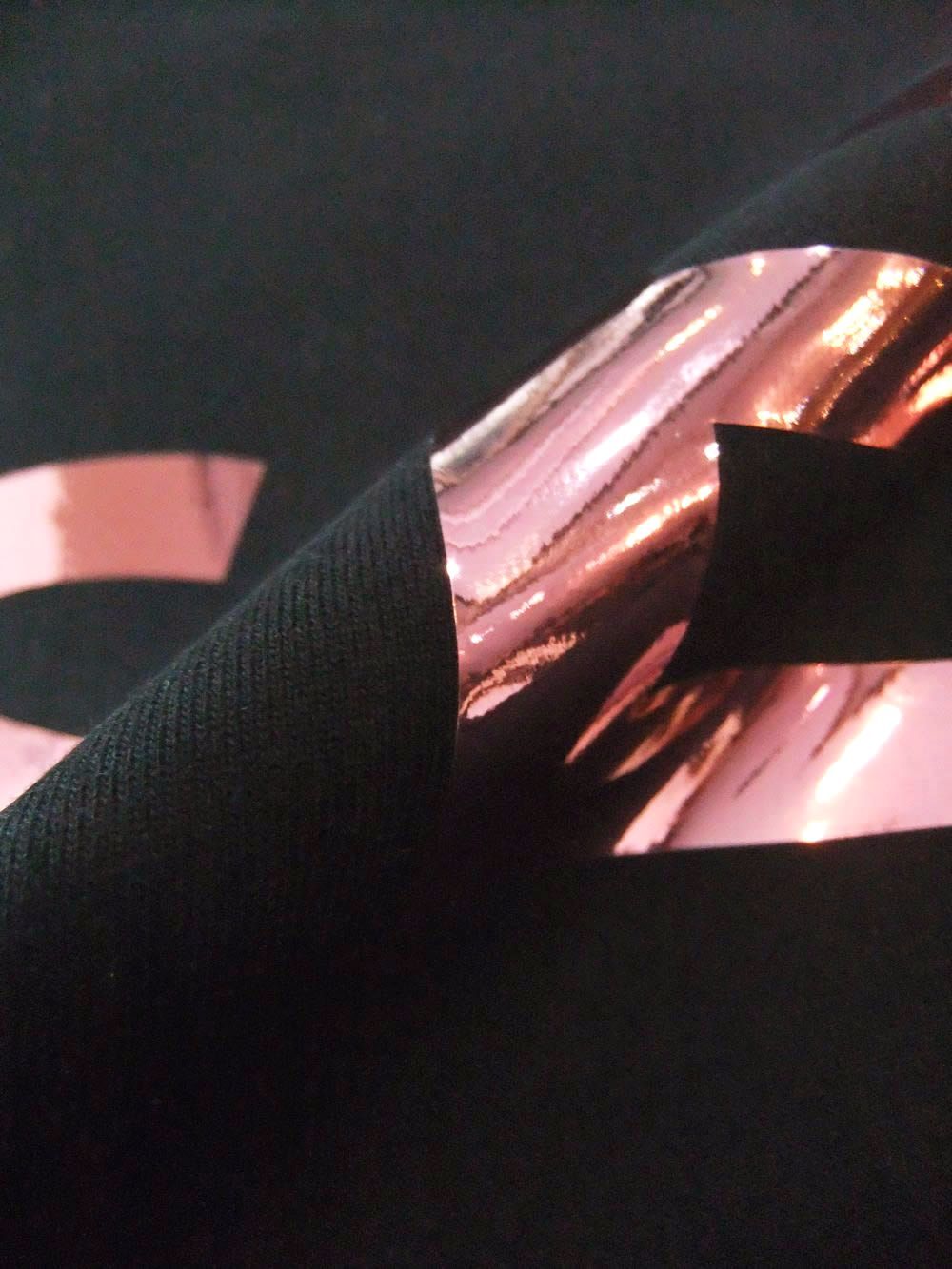 【MICALLE MICALLE Account】 SEA SURF FOIL T-SHIRT  (ブラック×メタリック ピンク)  ロゴ T-SHIRT   MAA110TEA