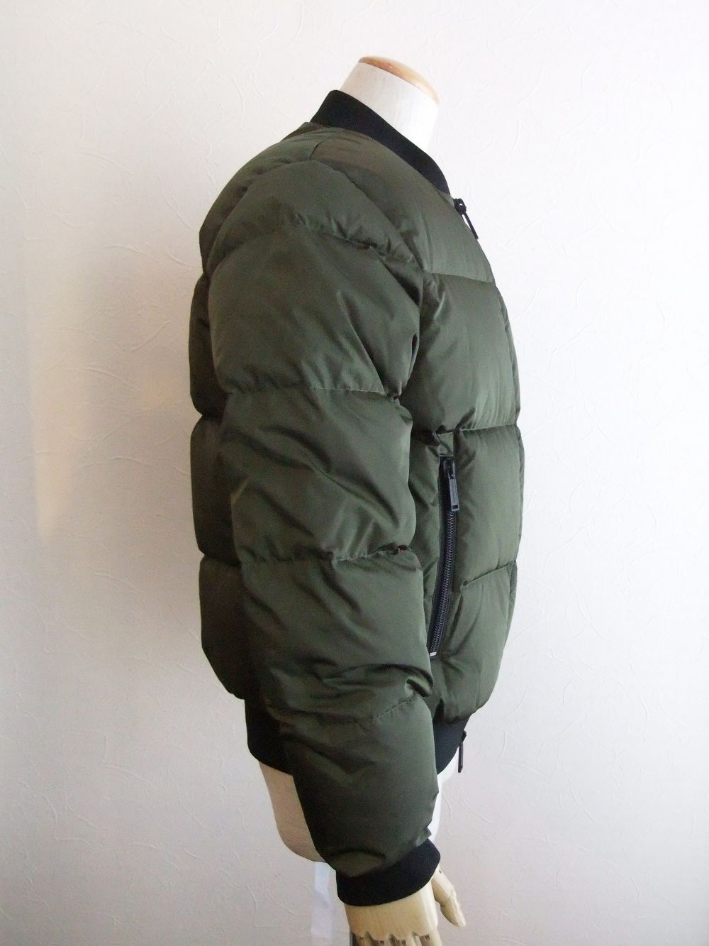 BOMBER JACKET ダウンブルゾン    S74AM1088  (カーキ)