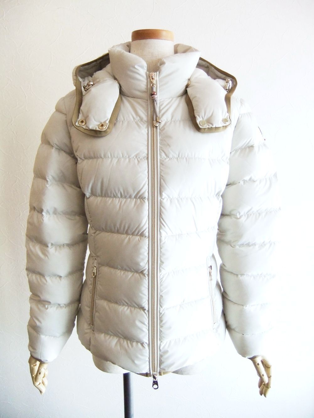 《LADIES》 MATT STELLA  (オフホワイト) マットナイロン ダウンブルゾン  32560