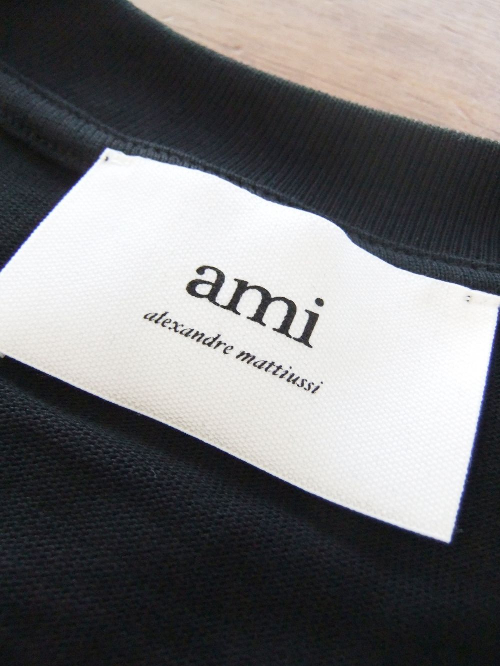 【ユニセックス】AMI DE COEUR Tシャツ (ブラック）  ロゴ半袖 Tシャツ
