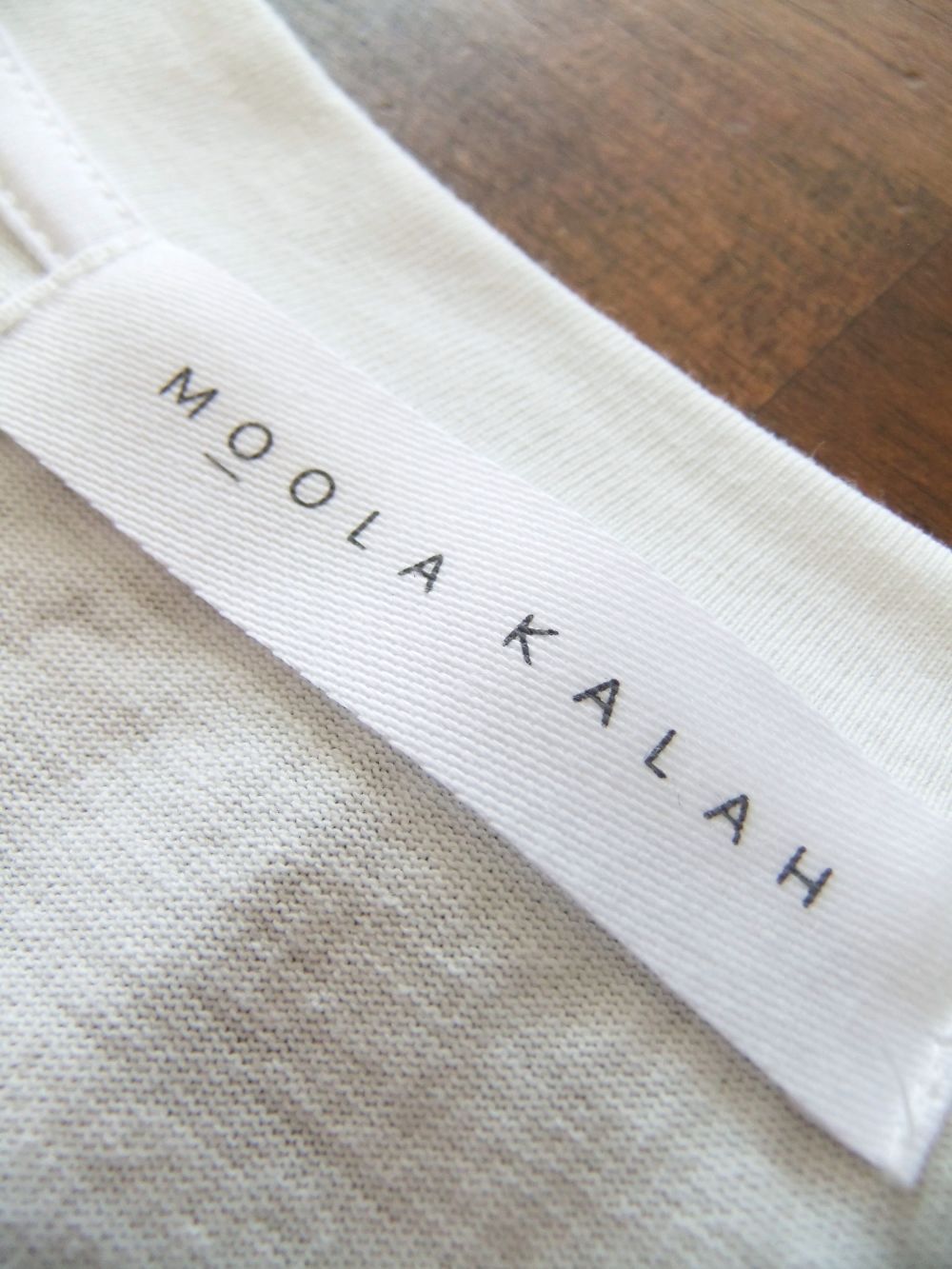 【MOOLA】 レタード オーバーサイズ Tシャツ  (ホワイト)  821201