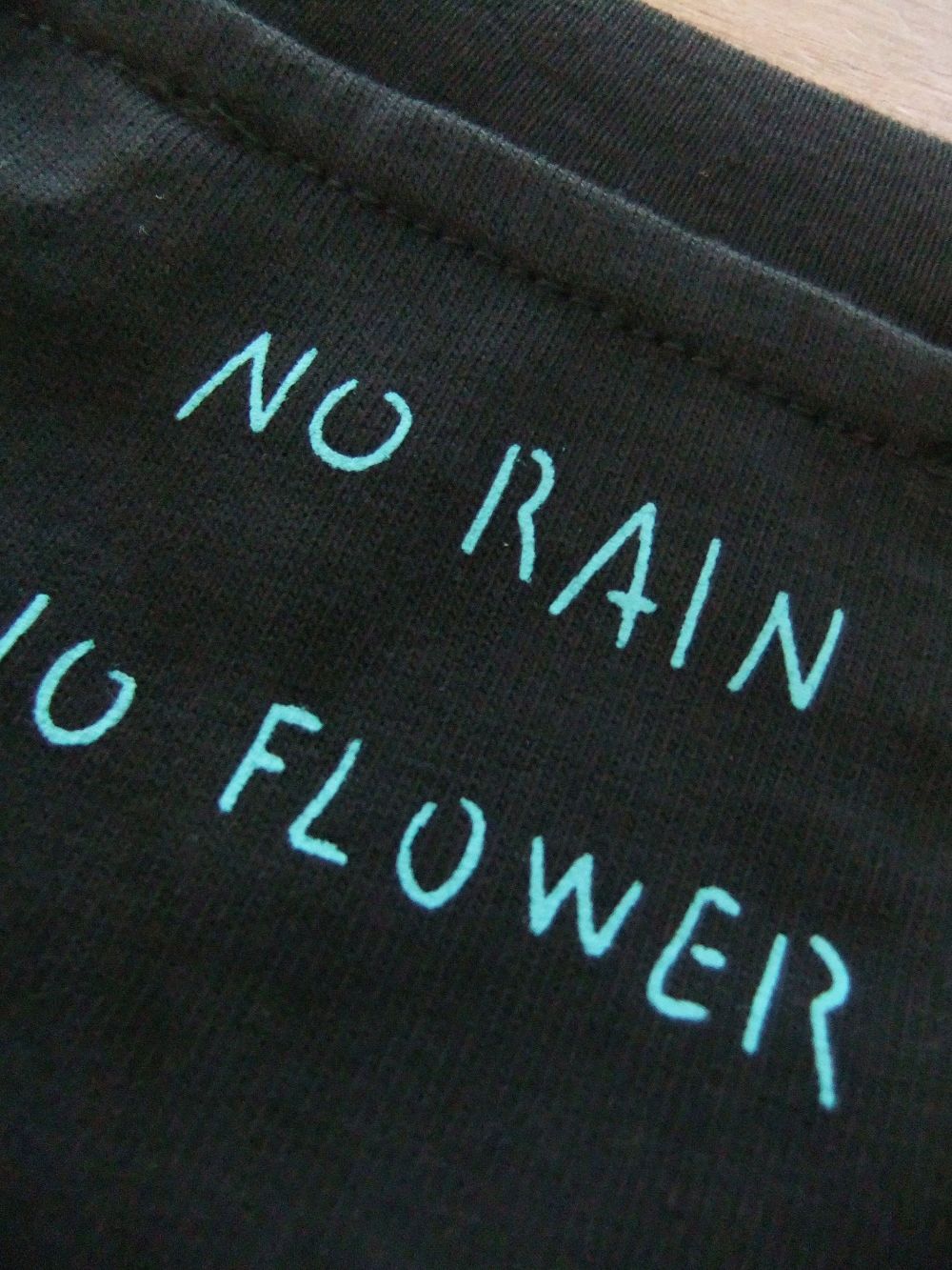No Rain No Flower  ポケット付き クルーネック Tシャツ (ブラック)