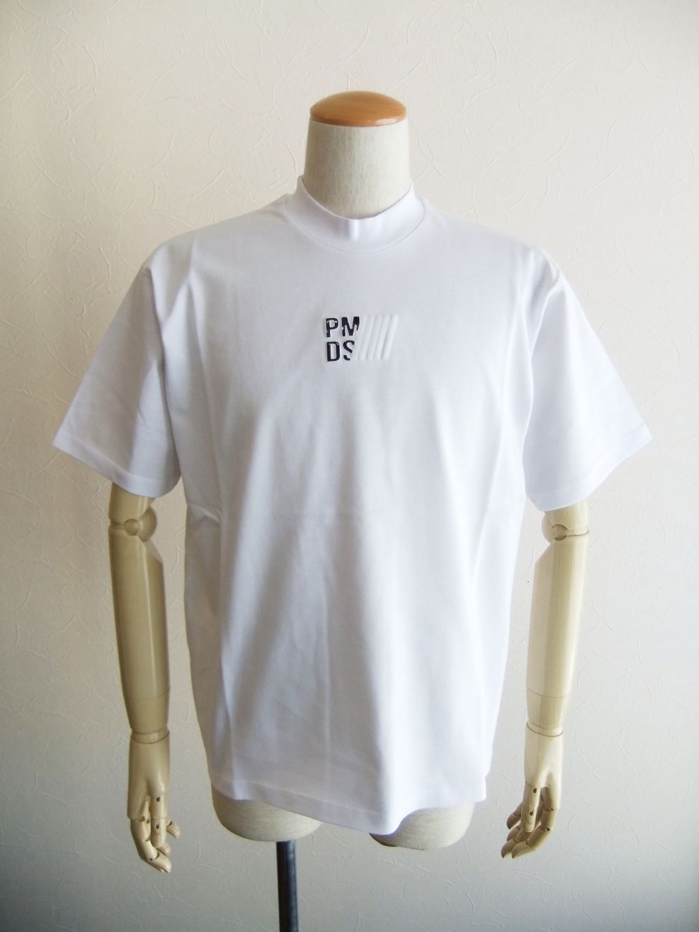 P.M.D.S. - MIYO (ホワイト） ロゴプリント モックネック半袖 Tシャツ