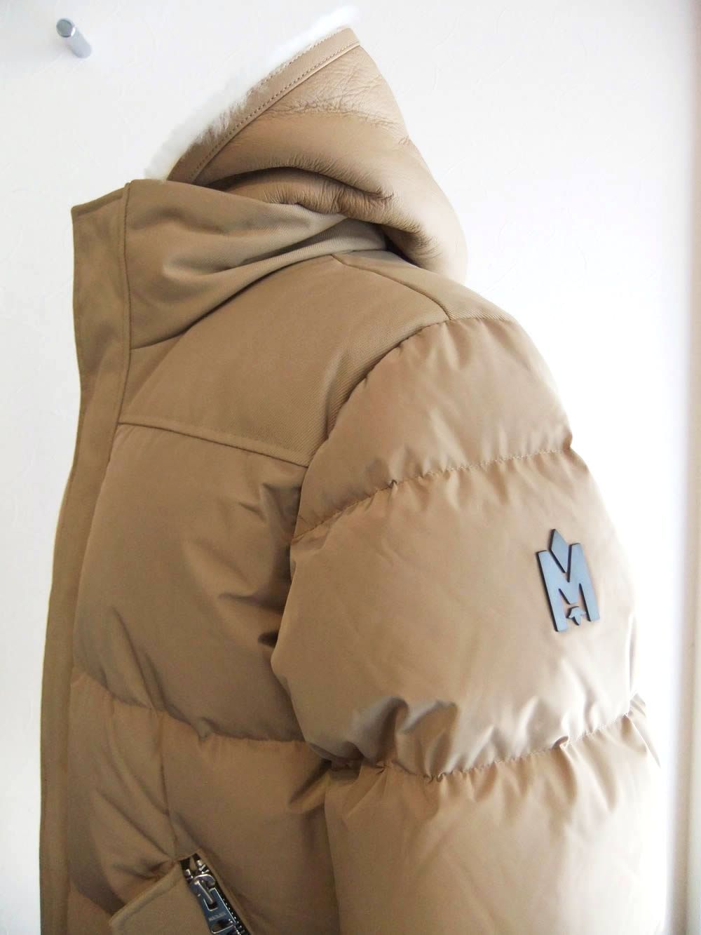 RILEY  (キャメル)   フーデッドダウンジャケット