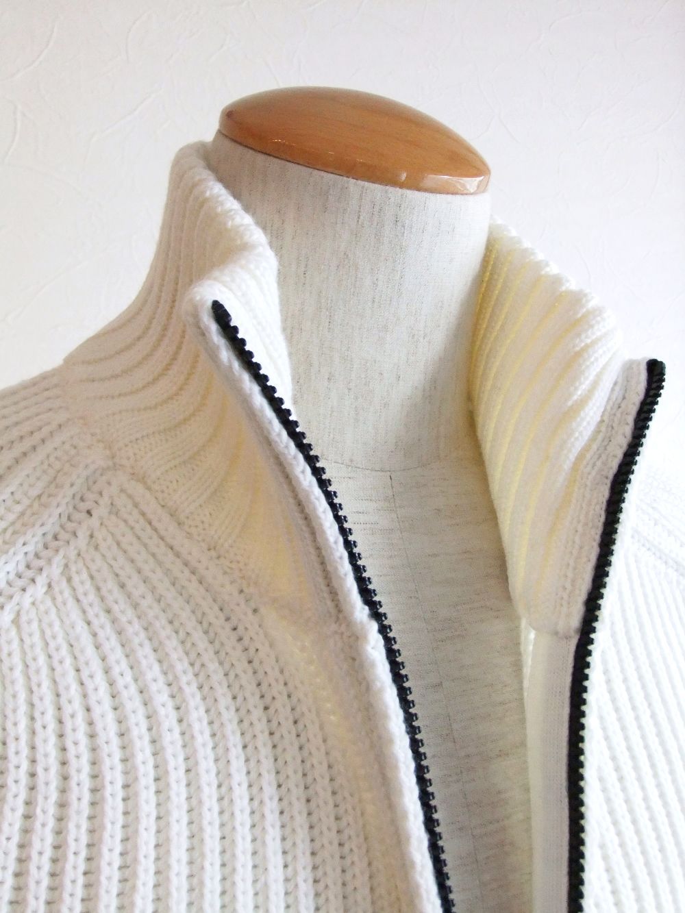MERINO WOOL ZIPPED JUMPER   (ホワイト) リブ編みZIPスタンドカラーセーター
