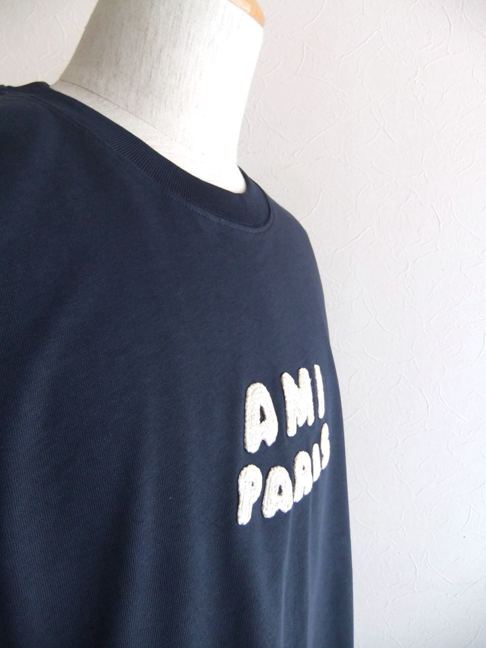 【ユニセックス】AMI DE COEUR Tシャツ  （ネイビー）  ロゴ パッチ 半袖 Tシャツ