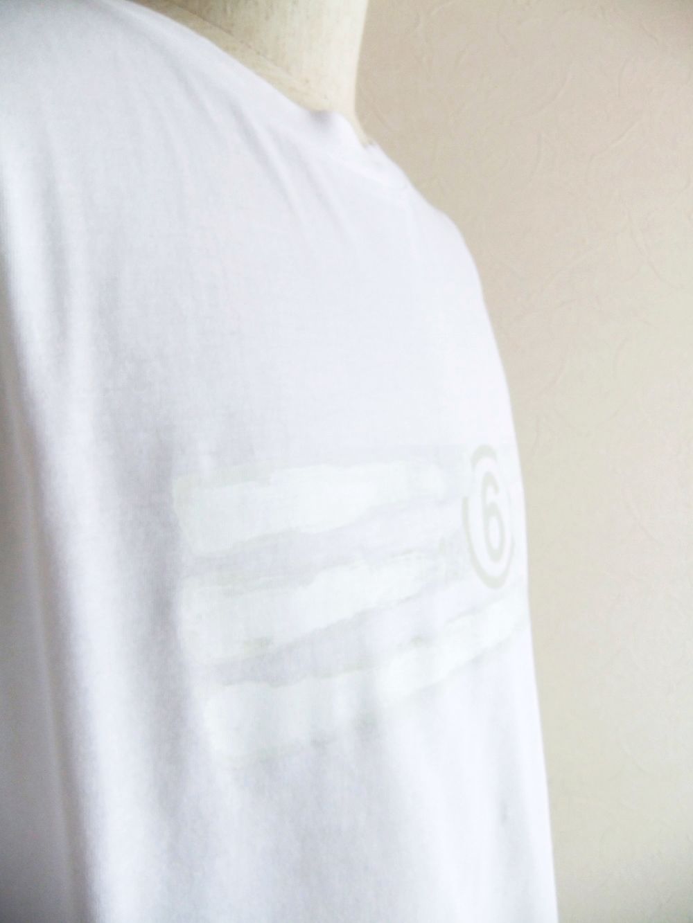 《MM➅》 Maison Margiela  6 LOGO PRINT T-SHIRT   (ホワイト)  ナンバリングTシャツ