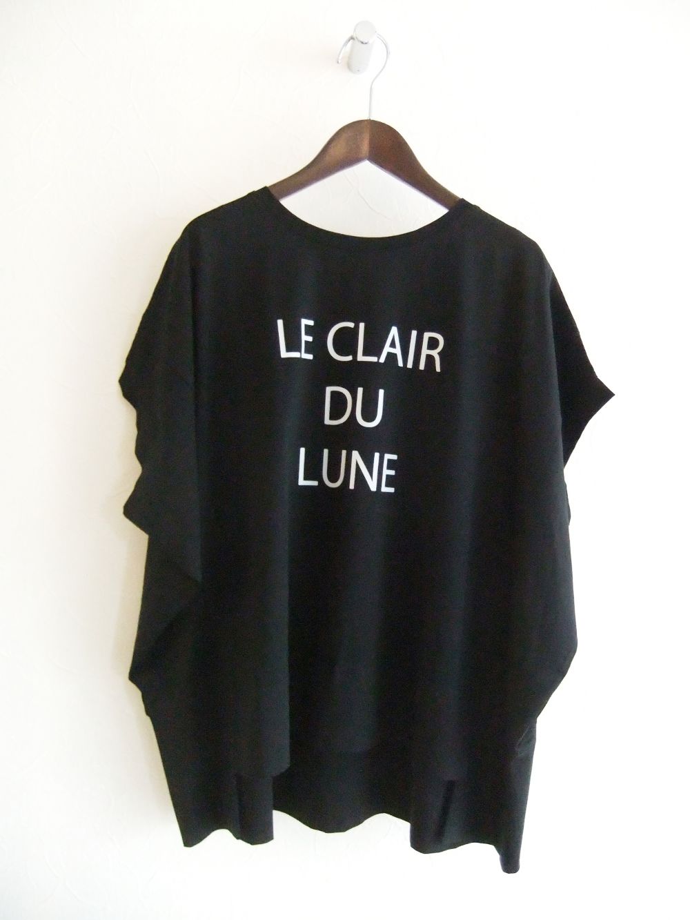 ロゴプリント フロントスリット コクーン Tシャツ  (ブラック)  526976