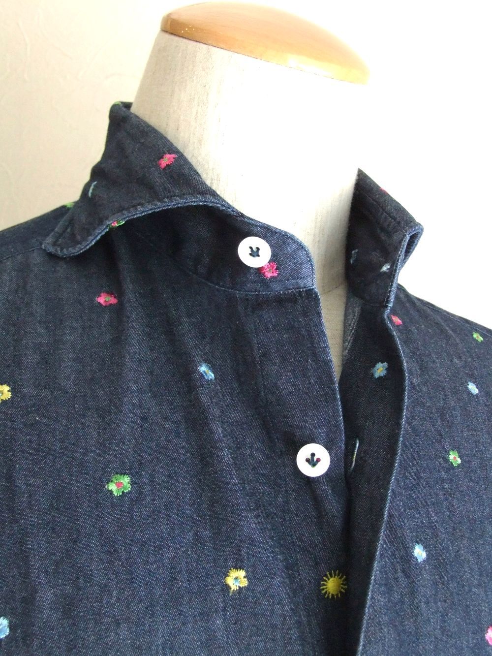 ウォッシャブル INDIGO フラワー刺繡シャツ    385300V84