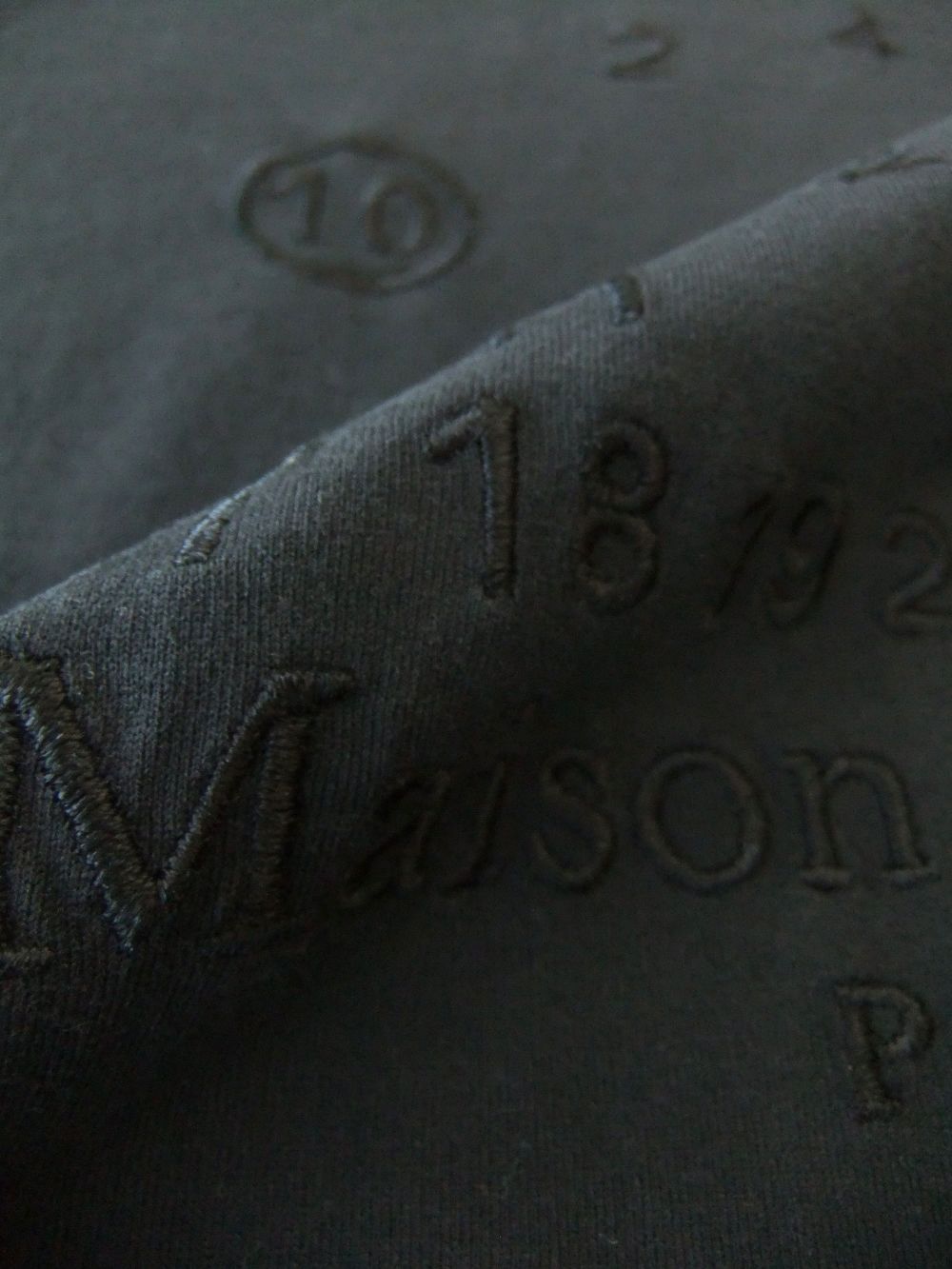 MAISON MARGIELA  (グレー) ナンバリングロゴ マコ コットン Tシャツ