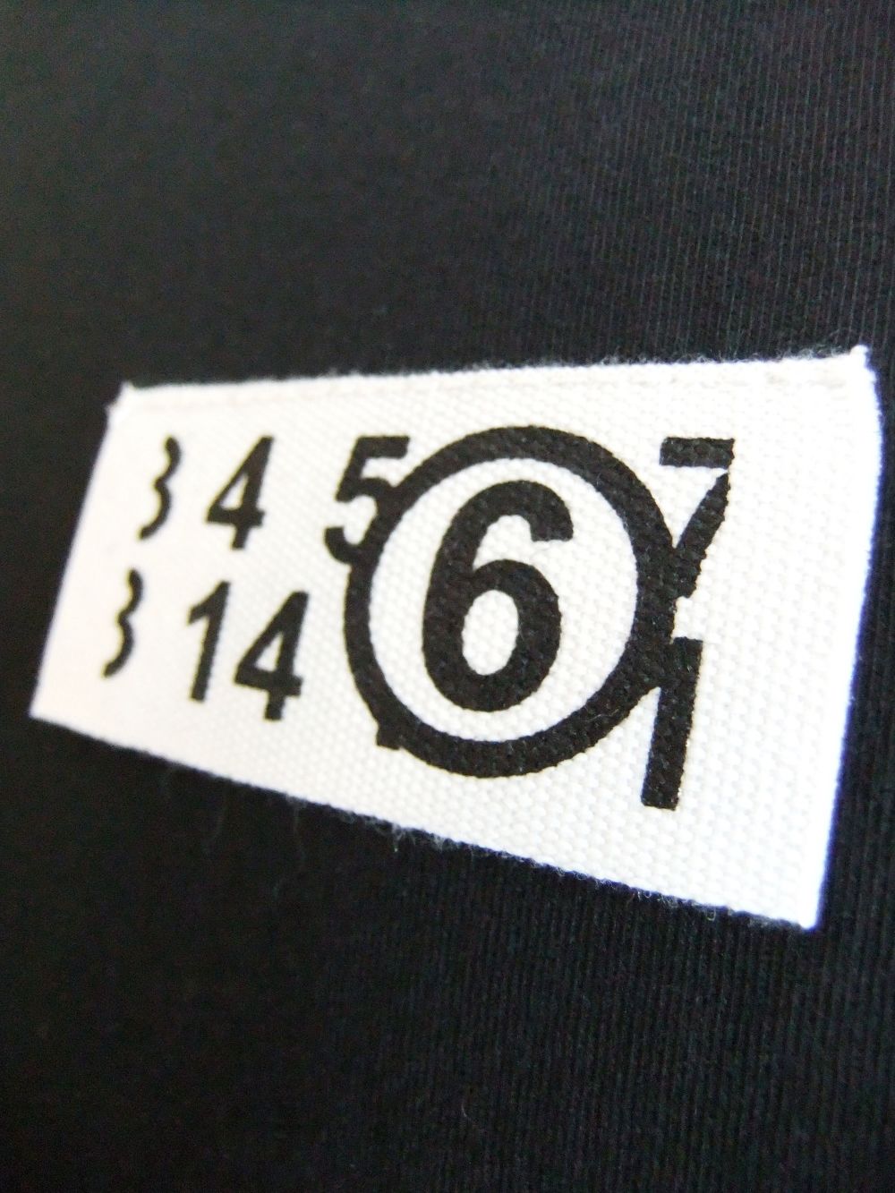 《MM➅》 Maison Margiela  6LOGO PRINT T-SHIRT (ブラック) ロゴTシャツ
