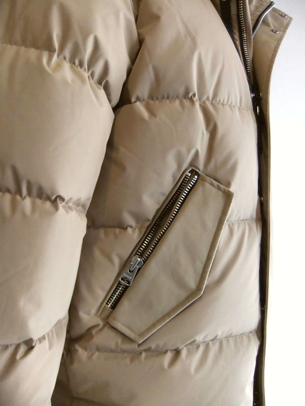 RILEY  (キャメル)   フーデッドダウンジャケット