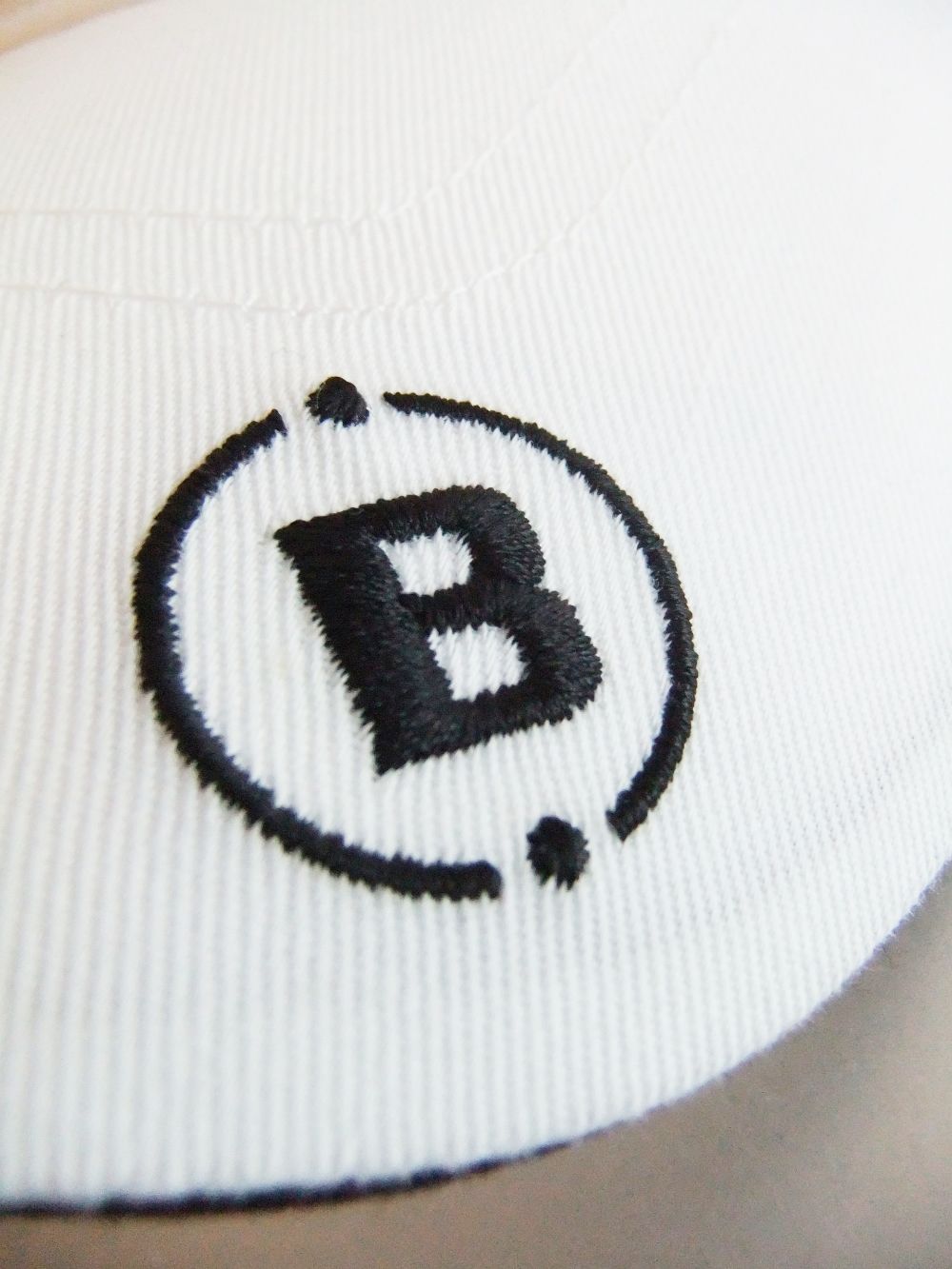 MENS BASIC VISOR （ホワイト） ロゴ バイザー