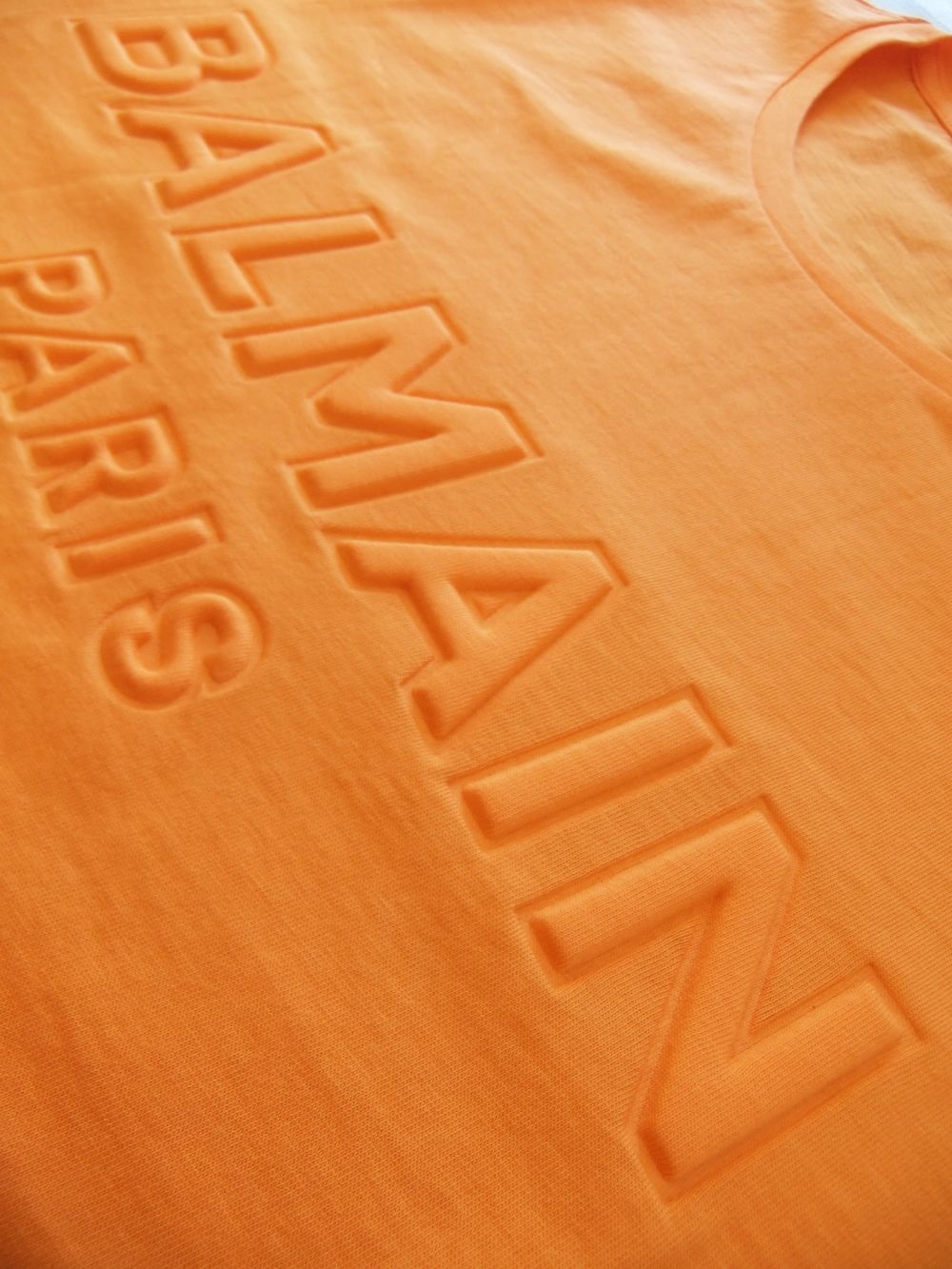 オレンジ コットン Tシャツ オレンジ Balmain Paris エンボスロゴ   VH1EF000/B038