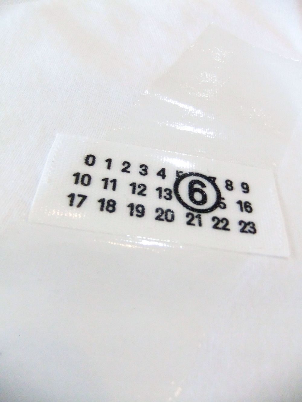 【レディース】MM⑥ MAISON MARGIELA  (ホワイト)  ロゴ Tシャツ