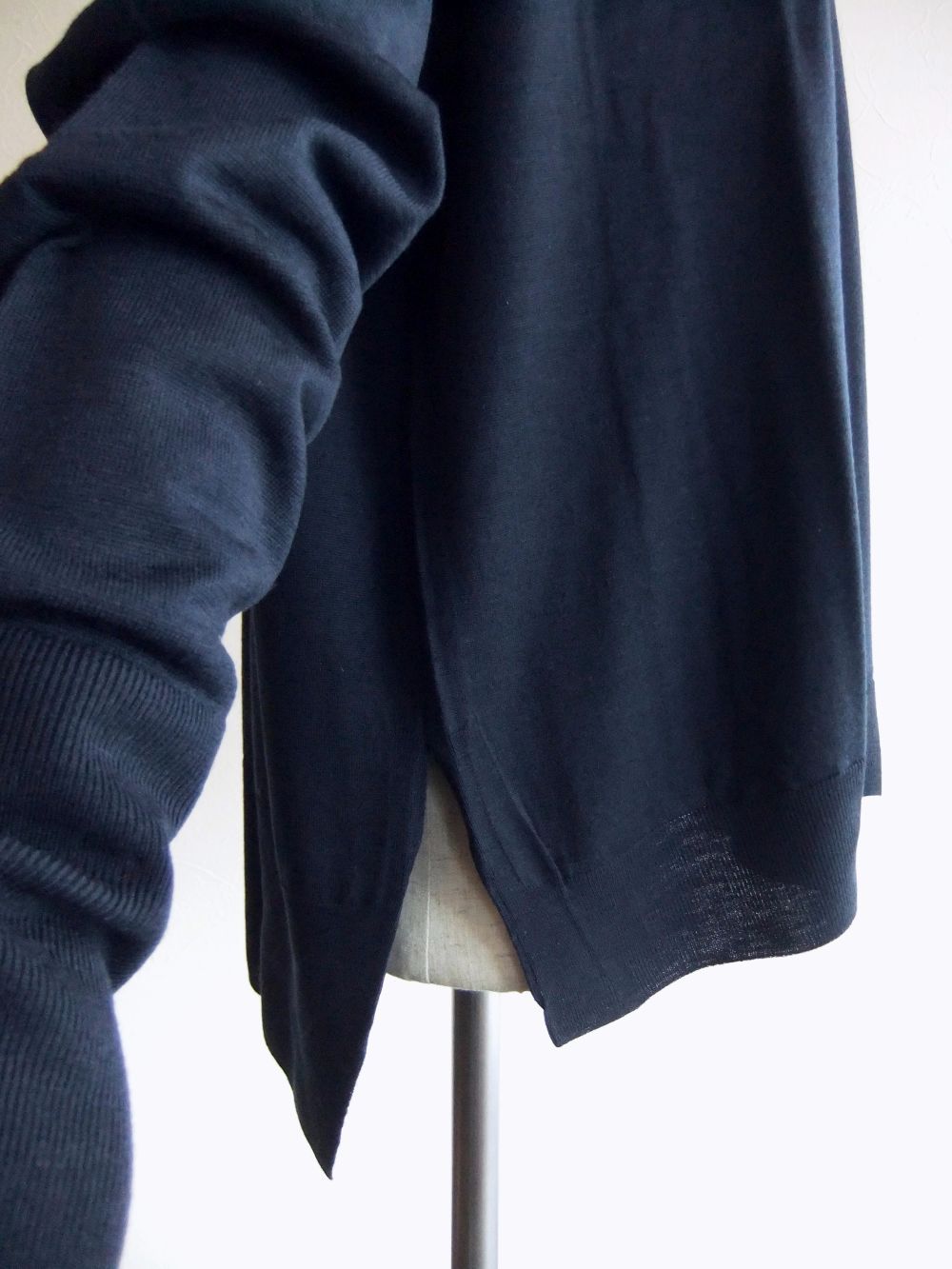 《LADIES》 ALINA  30G ウール Vネック リラックス カーディガン 【RELAX FIT】