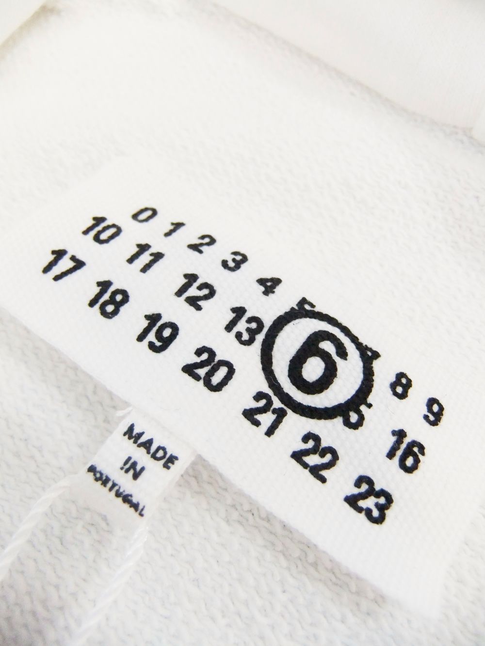 《MM➅》 Maison Margiela  (ホワイト)  ロゴ プルオーバー パーカー