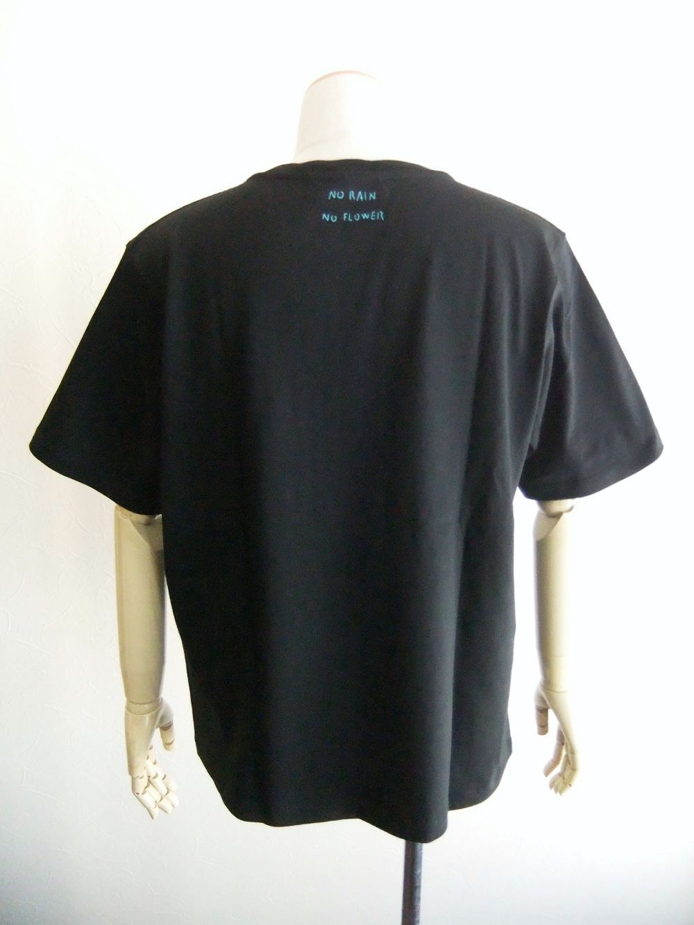 No Rain No Flower  ポケット付き クルーネック Tシャツ (ブラック)
