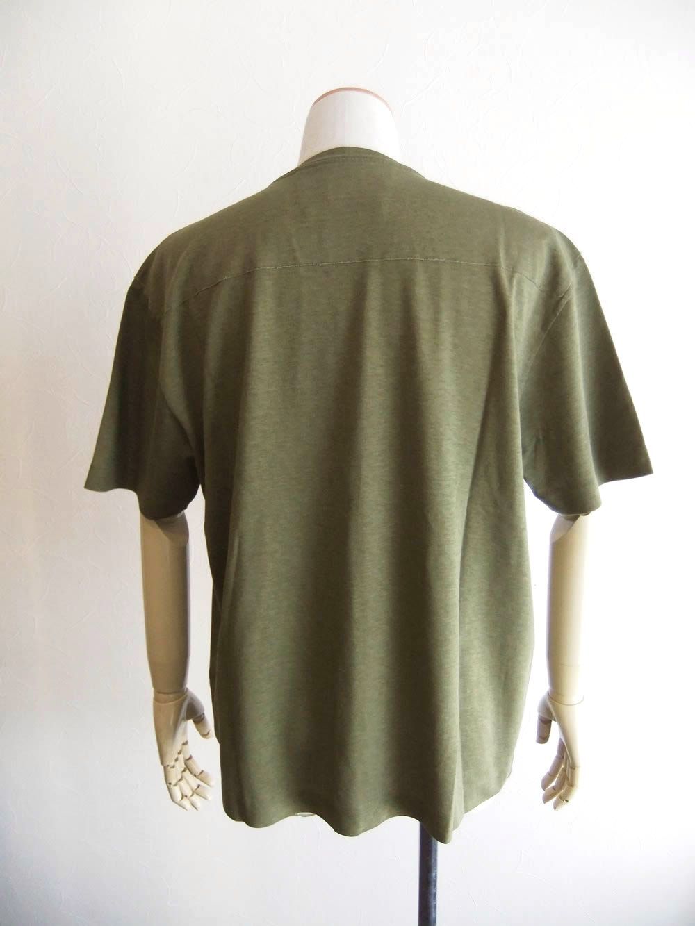 20/1 JERSEY PLATED LOGO T-SHIRT  （ミリタリーグリーン）  ロゴ半袖Tシャツ