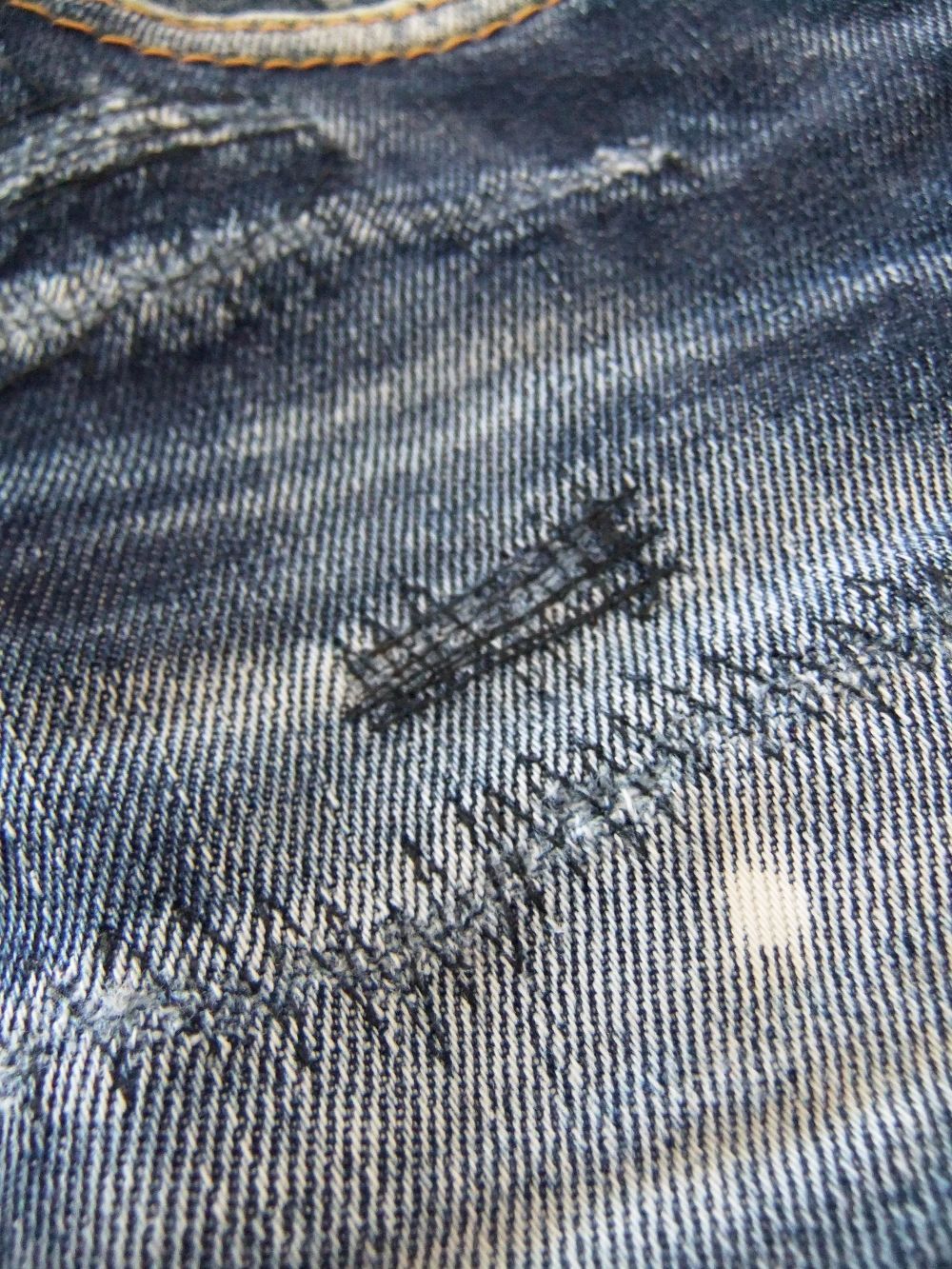 《LADIES》  DARK RIPPED BLEACH WASH  JENNIFER CROPPED JEAN  S75LB0632