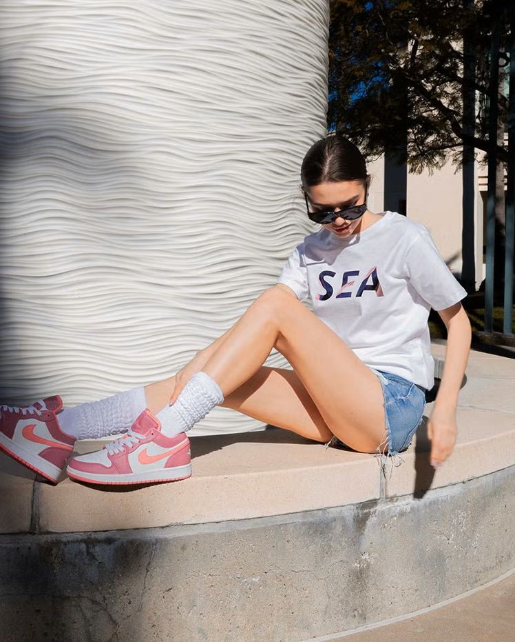 【MICALLE MICALLE Account】 SEA SURF FOIL T-SHIRT  (ホワイト×メタリック ピンク)  ロゴ T-SHIRT   MAA110TEA