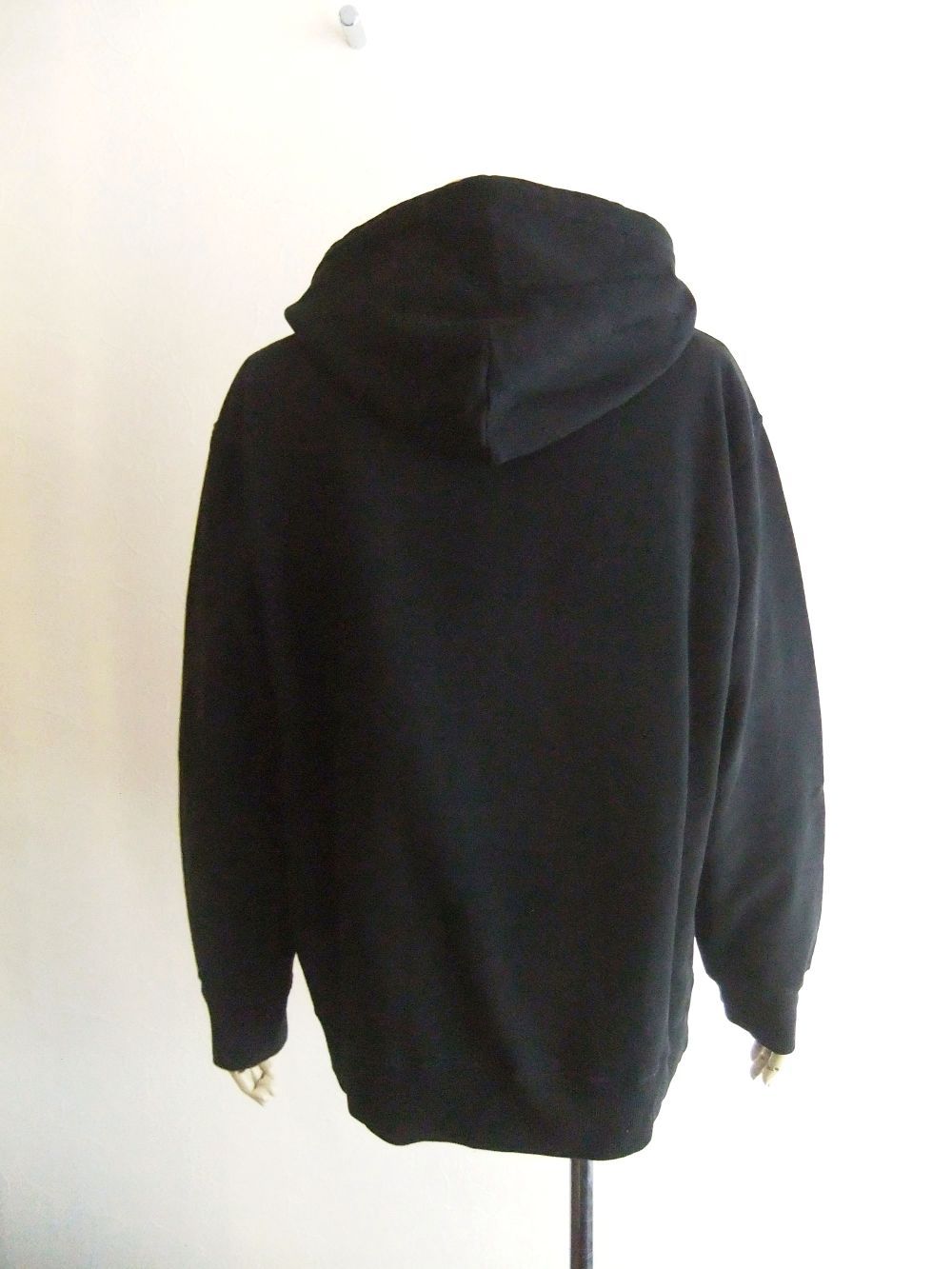 《MM➅》 Maison Margiela  (ブラック)  ロゴ プルオーバー パーカー