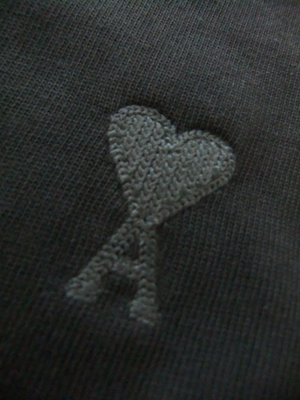 【ユニセックス】AMI DE COEUR Tシャツ (ブラック×ブラック）  ロゴ半袖 Tシャツ