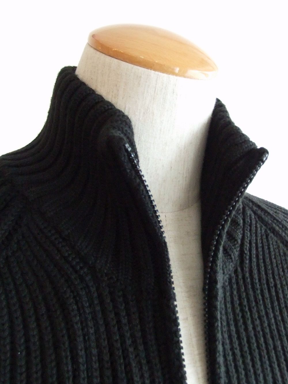 MERINO WOOL ZIPPED JUMPER   (ブラック) リブ編みZIPスタンドカラーセーター