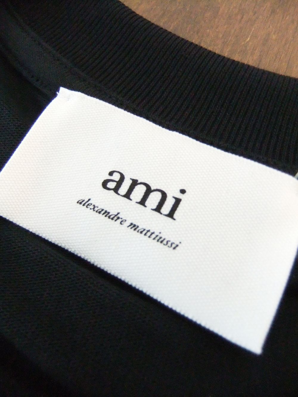 【ユニセックス】AMI DE COEUR Tシャツ (ブラック）  ロゴ半袖 Tシャツ