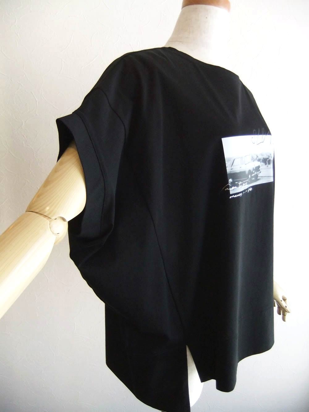 フォトプリント フロントスリット コクーン Tシャツ  (ブラック)  626939