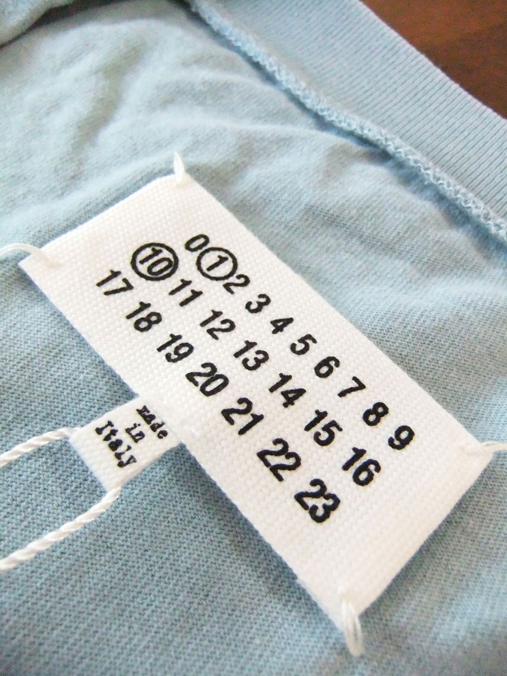 MAISON MARGIELA   (ブルー)  エンブロイダー ロゴ Tシャツ