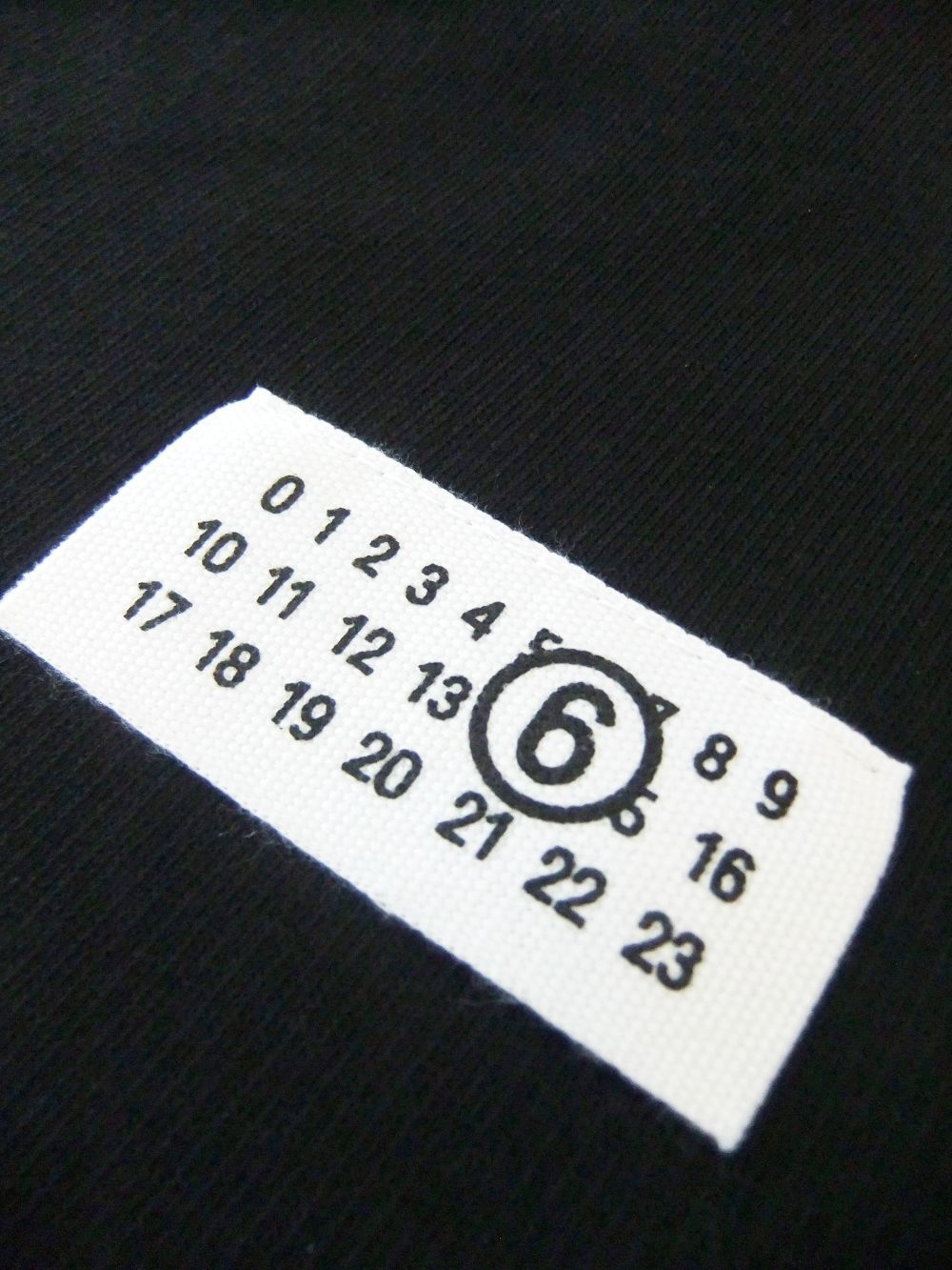 《MM➅》 Maison Margiela  (ブラック)  ナンバリングスウェットシャツ