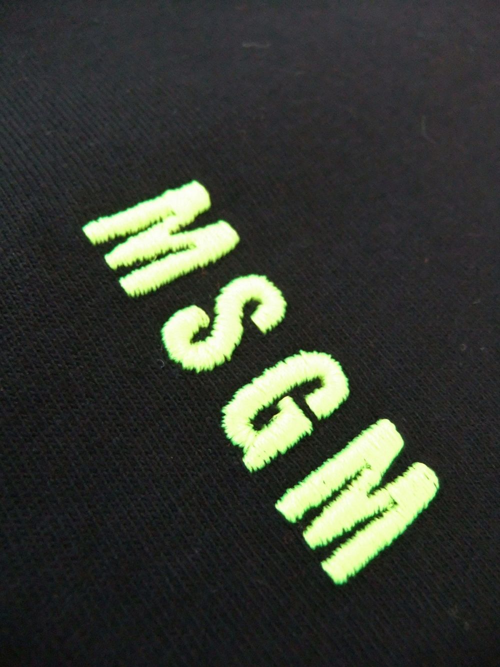 EMBROIDERY ミニ刺繍 ネオンロゴ  T-SHIRT  (ブラック)   3240MM169
