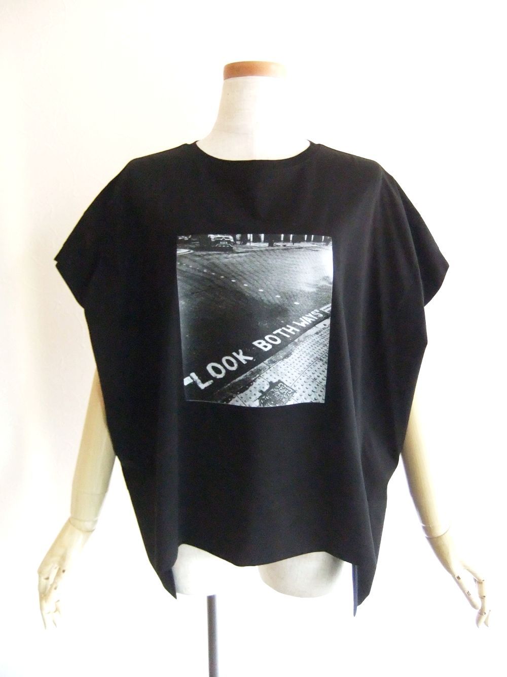 フォトプリント フロントスリット コクーン Tシャツ  (ブラック)  526978