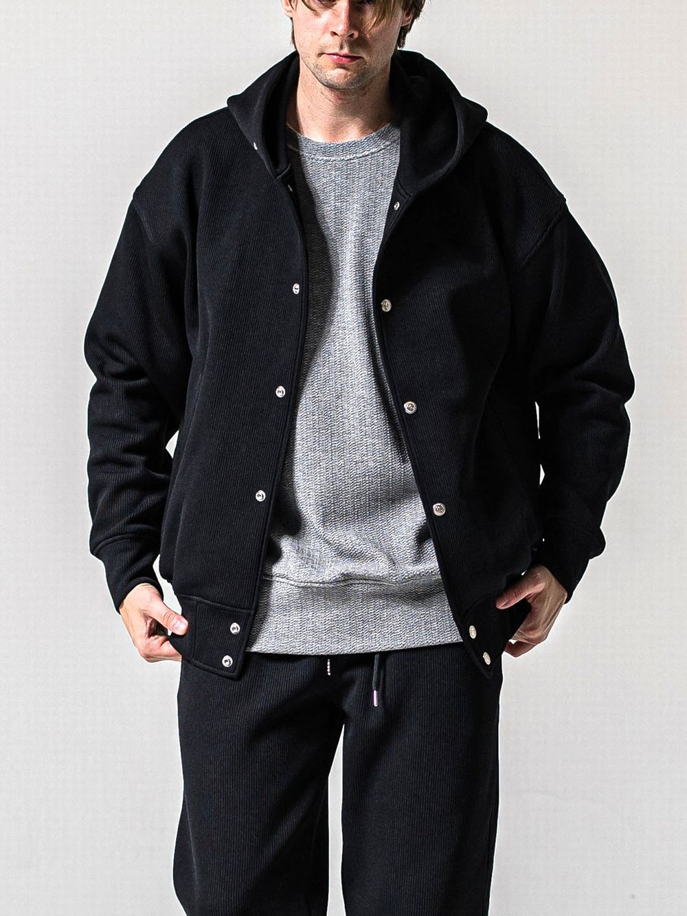 AZE VARSITY HOODIE   (ブラック)  フード付き スタジャン