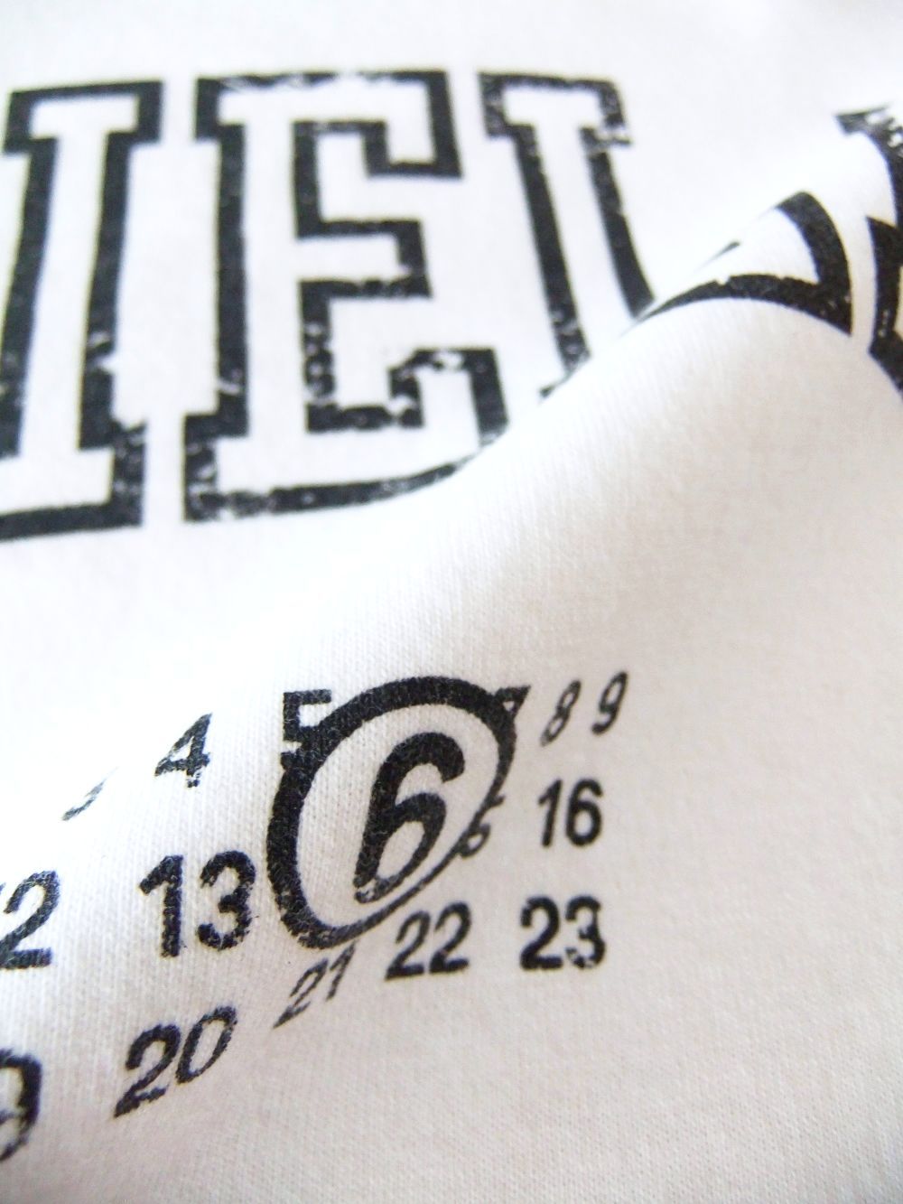 《MM➅》 Maison Margiela  (ホワイト)  LOGO PRINT T-SHIRT  ロゴTシャツ
