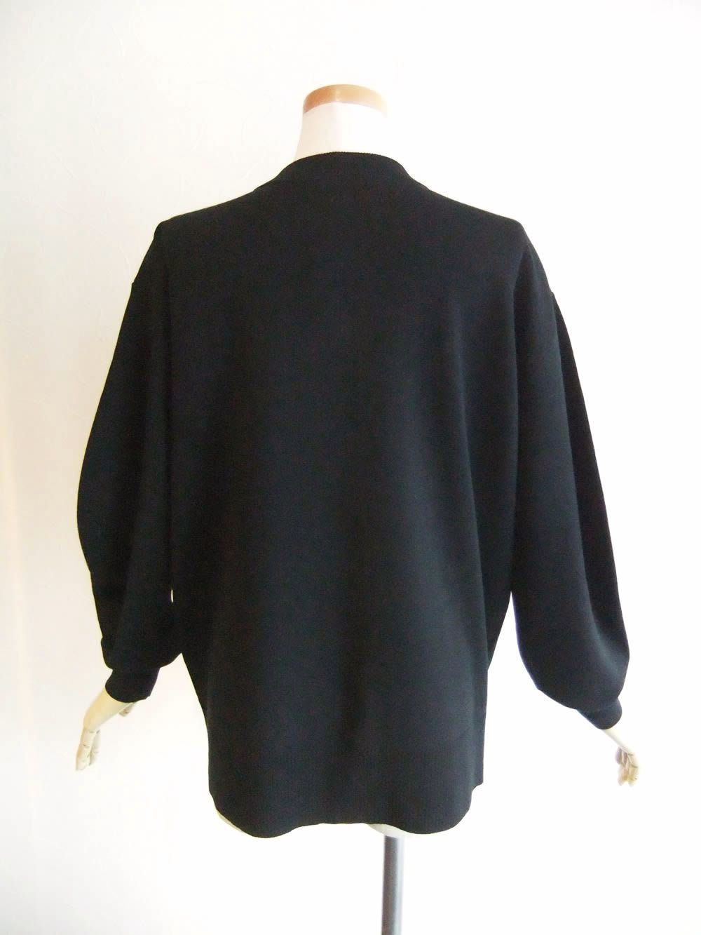 ドットボタン クルーネック カーディガン   （ブラック） 546914