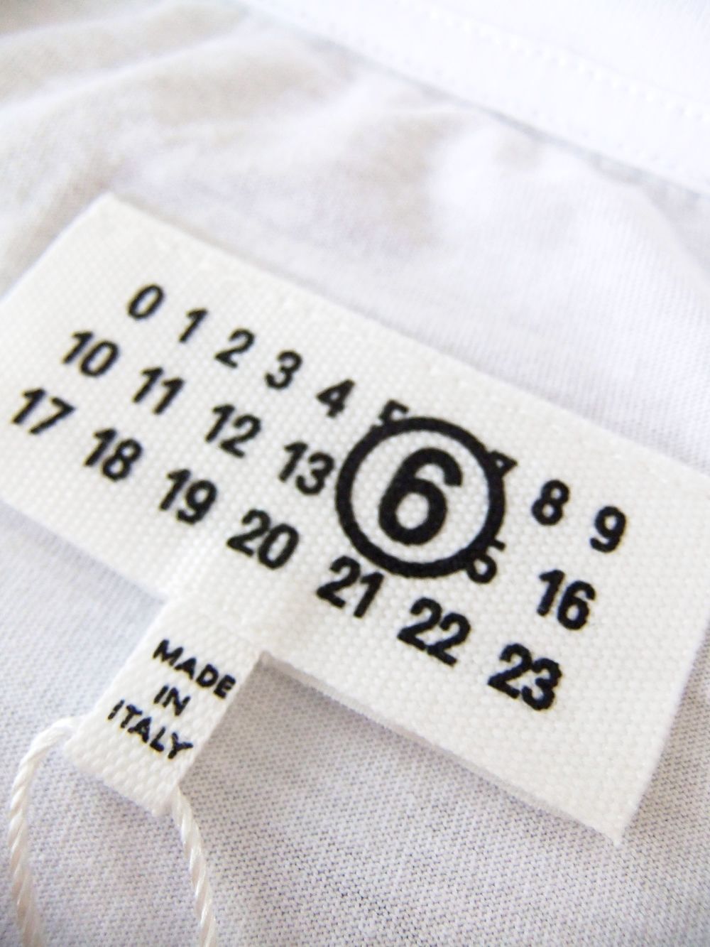 《MM➅》 Maison Margiela  6 LOGO PRINT T-SHIRT   (ホワイト)  ナンバリングTシャツ