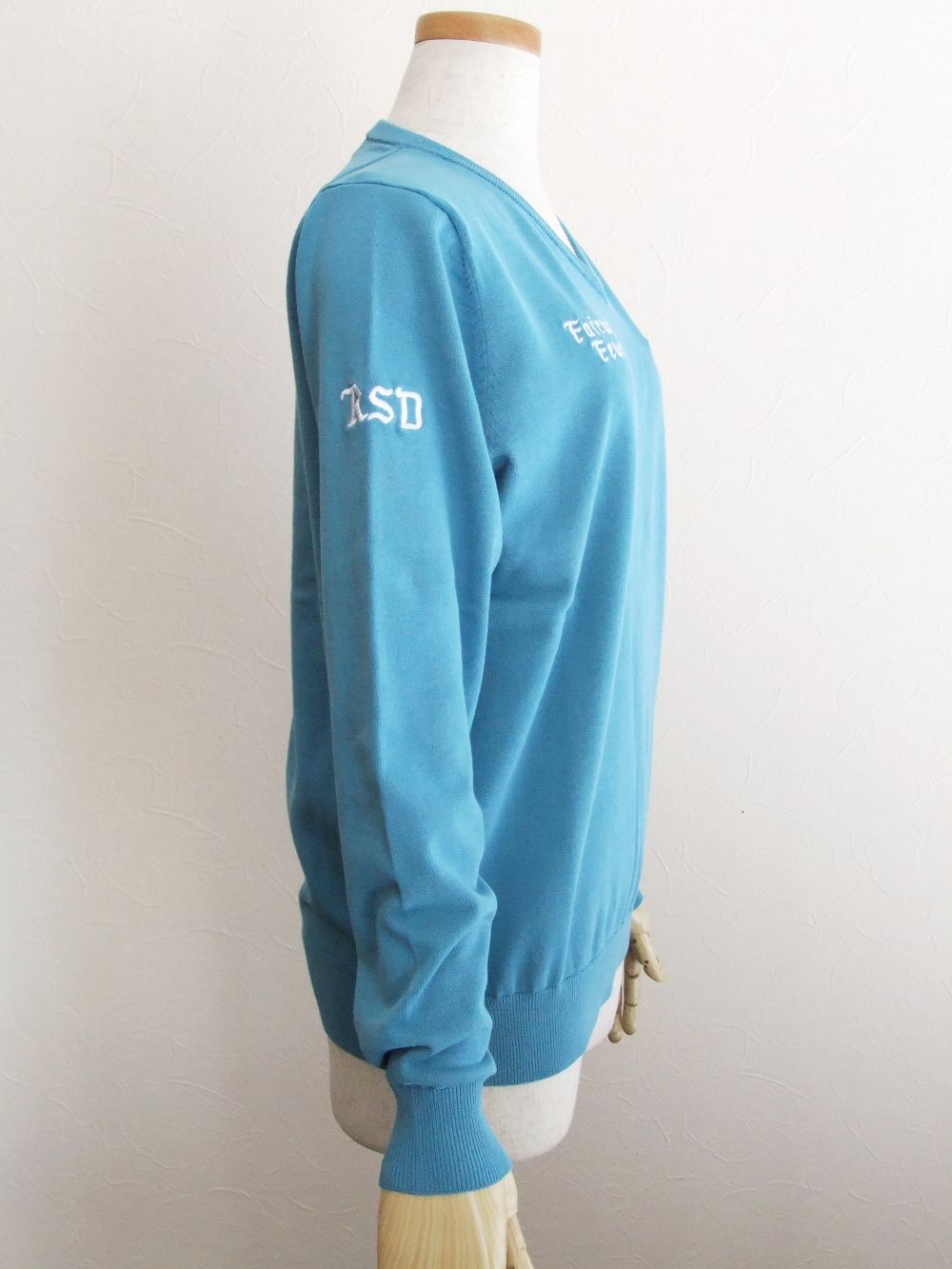 【LADIES】 FAIRWAY FEVER V- NECK W.   ロゴ入り Vネックセーター  RSL-22036