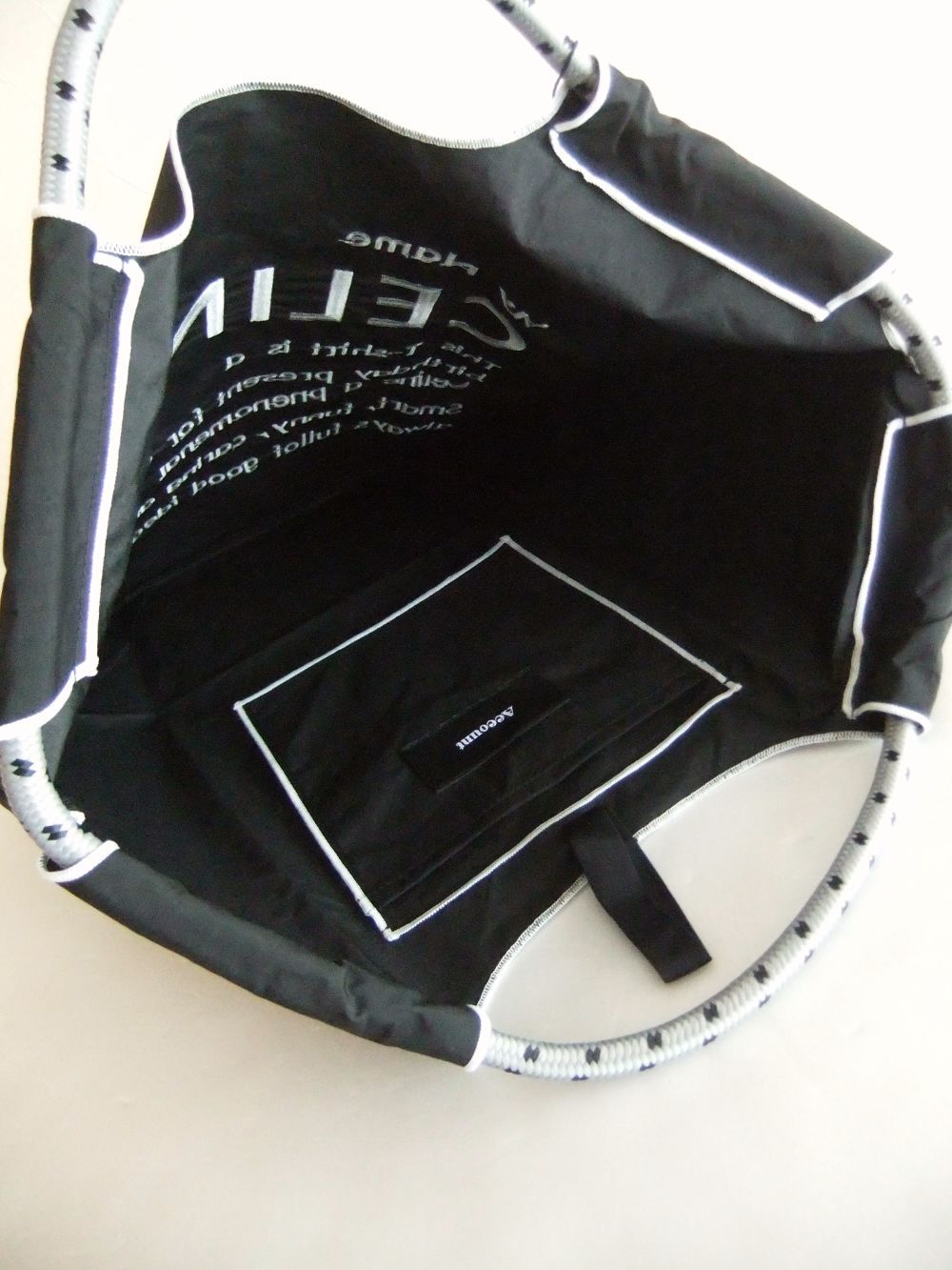【MICALLE MICALLE Account】 HOMMAGE MY NAME CE TOTE BAG  (ブラック) オマージュ トートバッグ  MAD102GDE