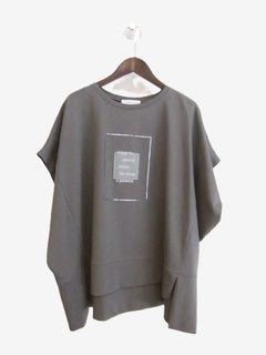 スクエア 箔プリント フロントスリット コクーン Tシャツ  (チャコールグレー)  626938