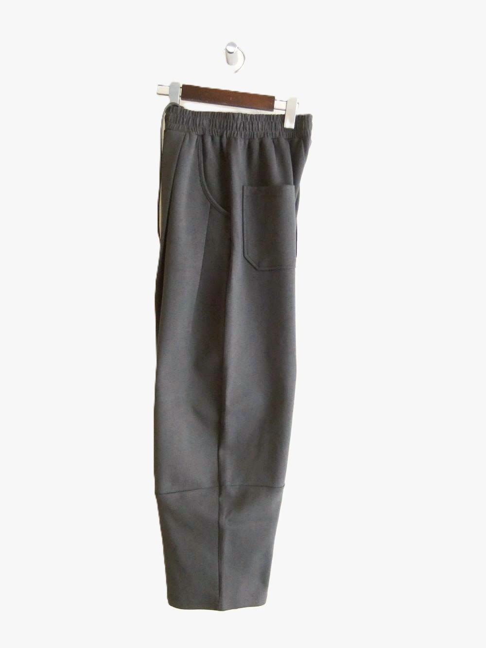【jeune】 ポンチ タック入り バルーン パンツ   (チャコールグレー)  J152634M
