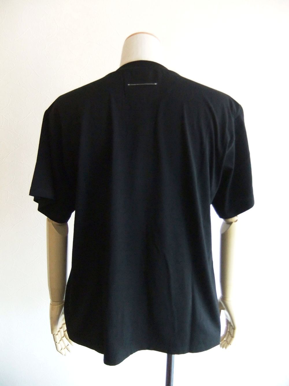 《MM➅》 Maison Margiela  6 LOGO PRINT T-SHIRT (ブラック) ロゴTシャツ