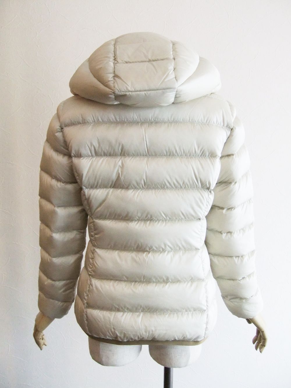 《LADIES》 STELLA  (オフホワイト) シャイニーナイロン ダウンブルゾン  32550