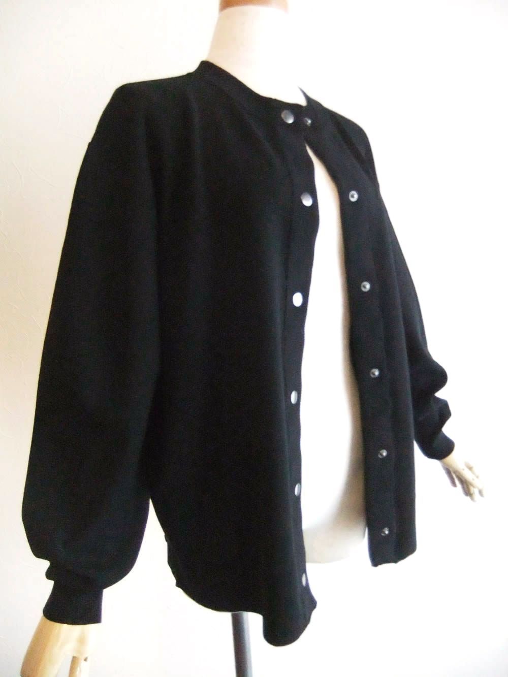 ドットボタン クルーネック カーディガン   （ブラック） 546914