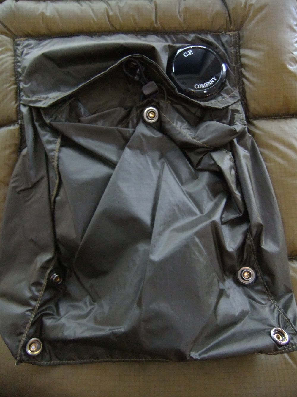 D.D. SHELL DOWN VEST  (カーキブラウン) ナイロン ジップアップ ベスト