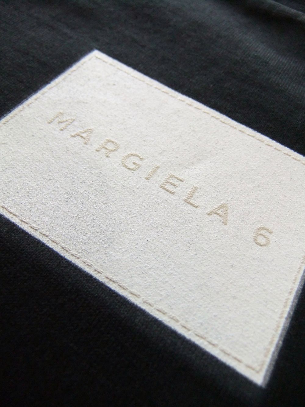 【レディース】MM⑥ MAISON MARGIELA  (ブラック) ロゴ Tシャツ