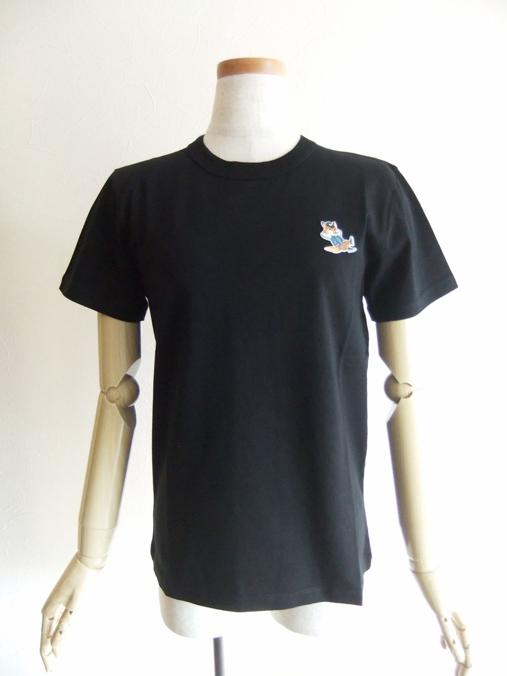 《LADIES》 メゾン キツネ ドレスド フォックス パッチ クラシック Tシャツ （ブラック）
